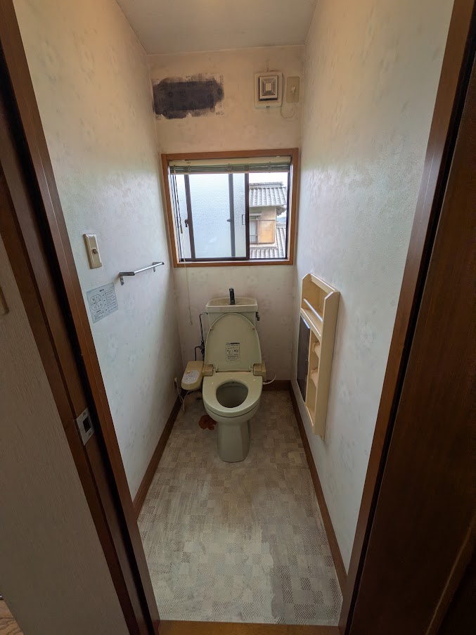 倉敷市 |お子様の成長に合わせて「開かずの扉」だった2階トイレを一新!階段もまるで新築のように
