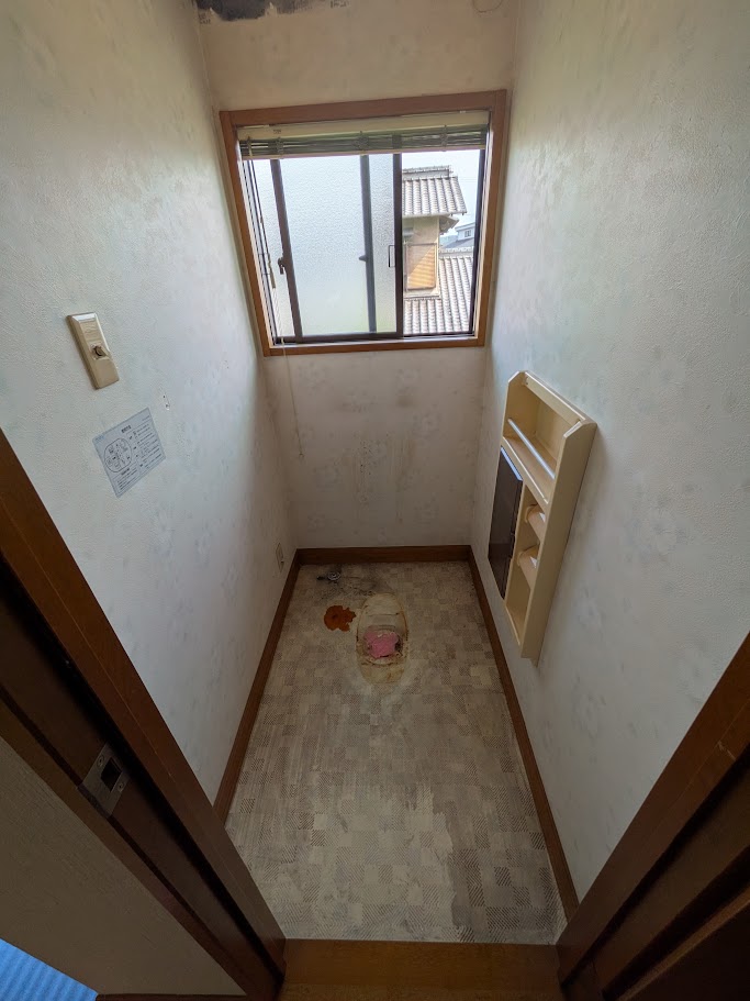 倉敷市 |お子様の成長に合わせて「開かずの扉」だった2階トイレを一新!階段もまるで新築のように
