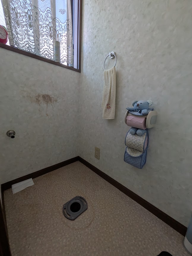 岡山市│内装はそのままコストカット!ブルーグレーの本体で魅せるトイレ交換工事