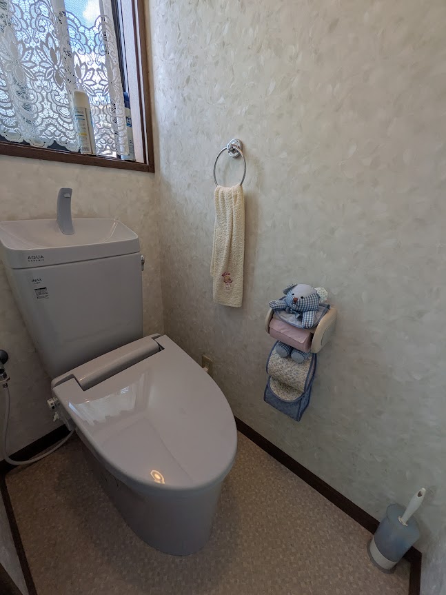 岡山市│内装はそのままコストカット!ブルーグレーの本体で魅せるトイレ交換工事