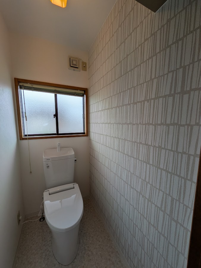 倉敷市 |お子様の成長に合わせて「開かずの扉」だった2階トイレを一新！階段もまるで新築のように