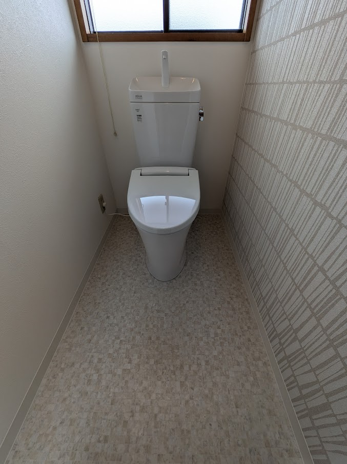 倉敷市 |お子様の成長に合わせて「開かずの扉」だった2階トイレを一新！階段もまるで新築のように