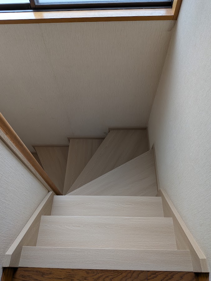 倉敷市 |お子様の成長に合わせて「開かずの扉」だった2階トイレを一新！階段もまるで新築のように