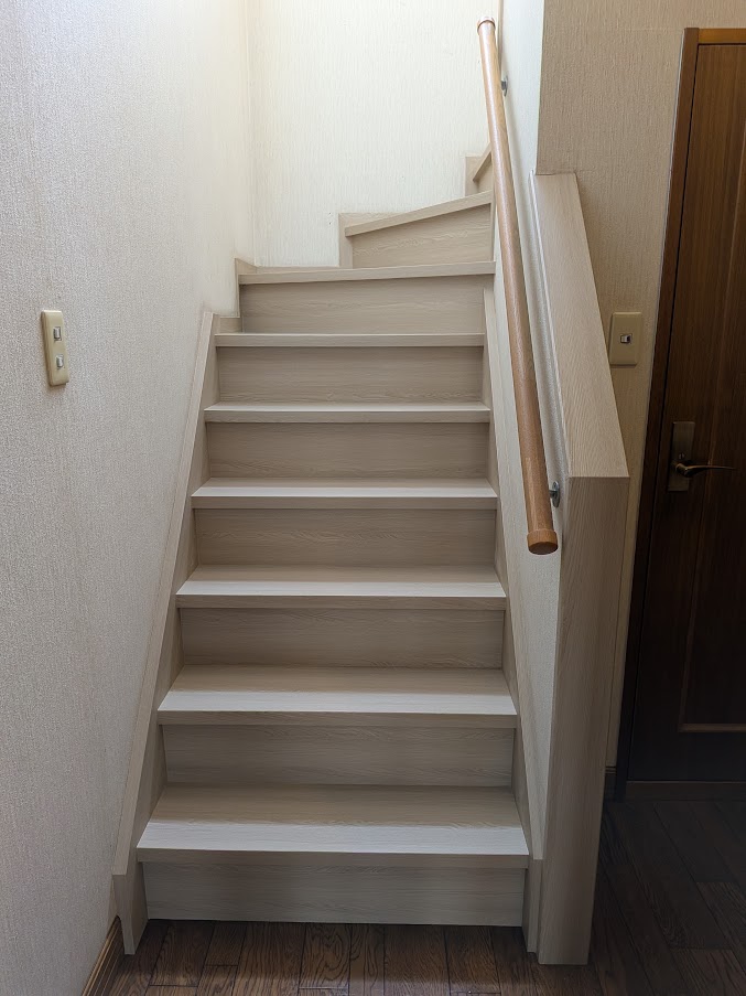 倉敷市 |お子様の成長に合わせて「開かずの扉」だった2階トイレを一新！階段もまるで新築のように