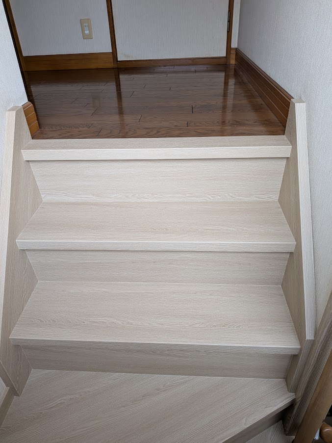 倉敷市 |お子様の成長に合わせて「開かずの扉」だった2階トイレを一新！階段もまるで新築のように