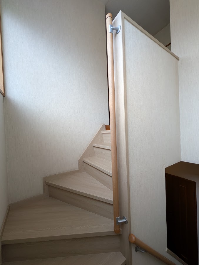 倉敷市 |お子様の成長に合わせて「開かずの扉」だった2階トイレを一新！階段もまるで新築のように