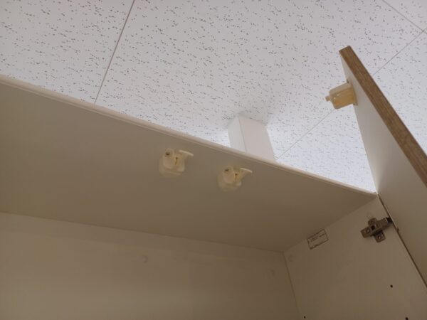 【住まいの防災④】食器棚の飛び出しを防ぐ！耐震ラッチとキッチンの安全対策