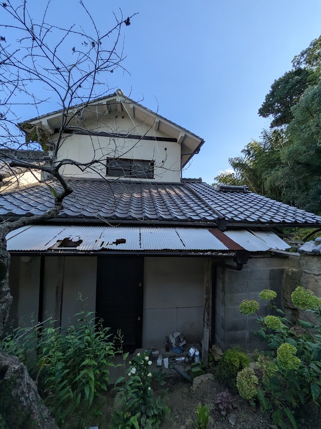 浅口郡│ボロボロの屋根が生まれ変わる。安心と明るさを取り戻す波板張り替えリフォーム