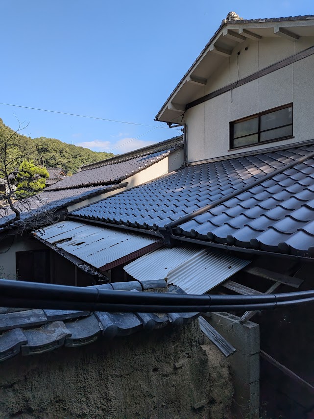 浅口郡│ボロボロの屋根が生まれ変わる。安心と明るさを取り戻す波板張り替えリフォーム