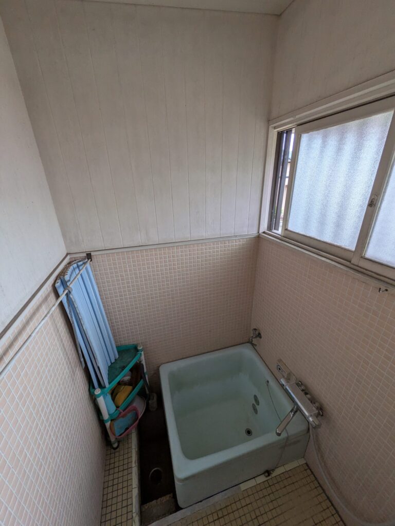 浅口市│大きな窓の冷気対策!タイル風呂から高断熱ユニットバス TOTOサザナへリフォーム