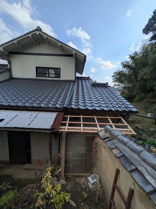 浅口郡│ボロボロの屋根が生まれ変わる。安心と明るさを取り戻す波板張り替えリフォーム