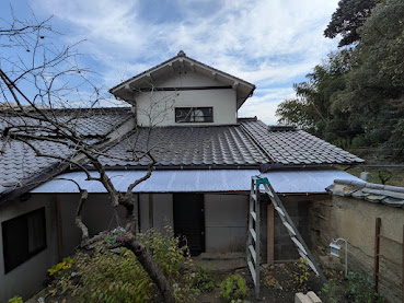 浅口郡│ボロボロの屋根が生まれ変わる。安心と明るさを取り戻す波板張り替えリフォーム