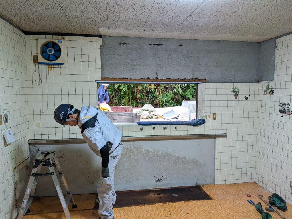 笠岡市 | 展示品キッチンで賢くリニューアル!内装もリセットし、奥様好みの「ホワイトインテリア」へ大改造