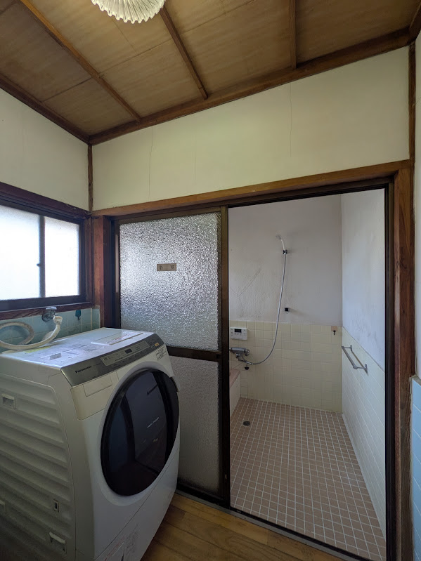 笠岡市|こだわりの黄色が素敵な洗面所!引き戸とホーロー設備で使い勝手抜群の水回りへ