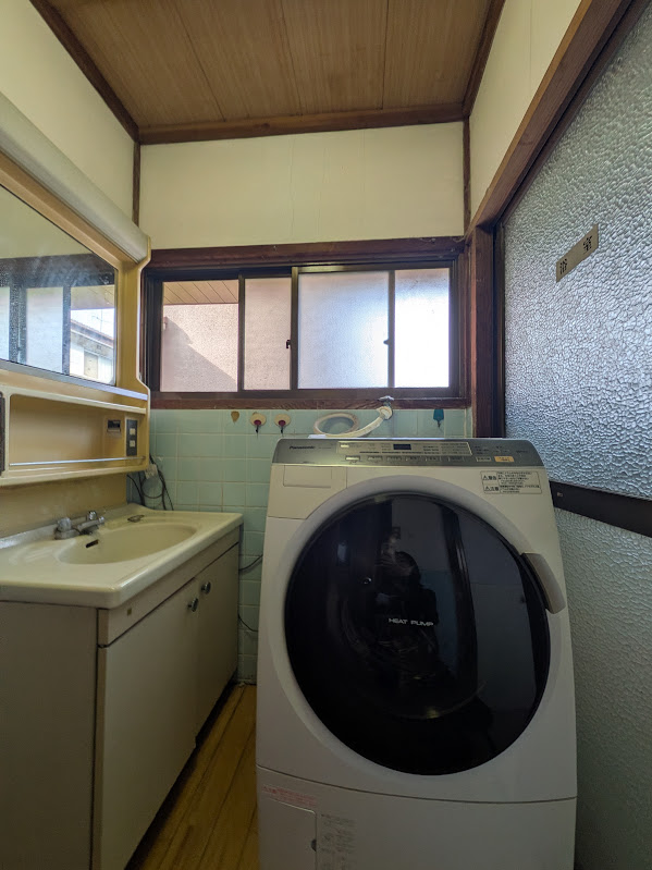 笠岡市|こだわりの黄色が素敵な洗面所!引き戸とホーロー設備で使い勝手抜群の水回りへ