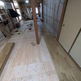 イクタのフローリングを施工中