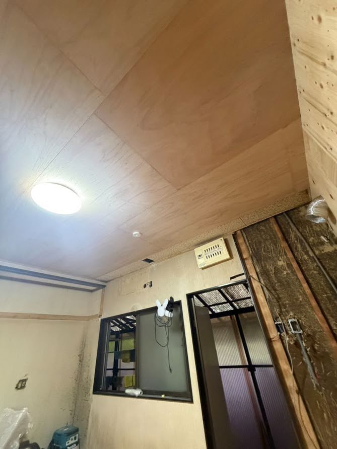 笠岡市 | 展示品キッチンで賢くリニューアル!内装もリセットし、奥様好みの「ホワイトインテリア」へ大改造